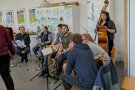 Die Musikgruppe, bestehend aus Studierenden und Lehrkräften, wartet auf ihren Einsatz.