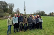 Gruppe Studierender steht auf Wiese nach Pflanzaktion