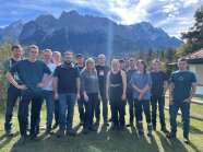 Die Klasse steht im Gruppenfoto vor dem Panorama der Grainauer Berge