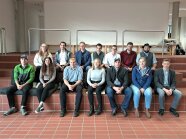 Gruppenfoto der Studierenden (sitzend)